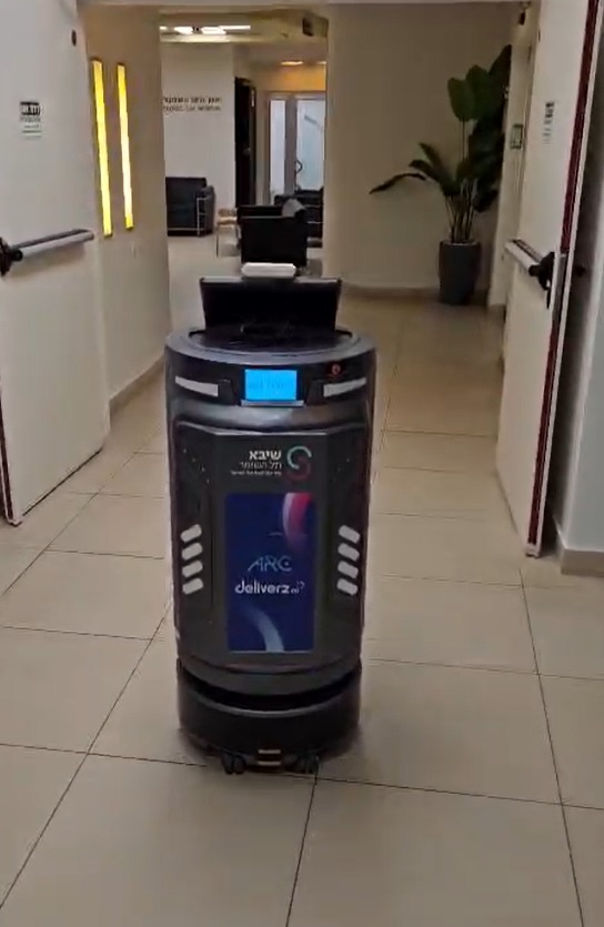 רובוט רפואי לשינוע תרופות במחלקה האונקולוגית במרכז הרפואי שיבא