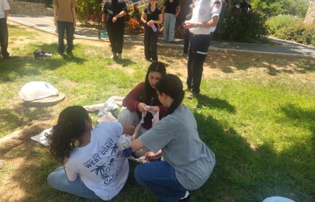 גם בלי ציוד רפואי: נוער מד״א מתרגל הצלת חיים באמצעים מאולתרים