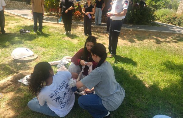 גם בלי ציוד רפואי: נוער מד״א מתרגל הצלת חיים באמצעים מאולתרים