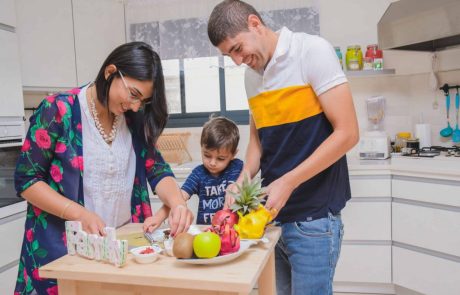 “הילד שלי לא אוכל כלום”: איך עוזרים לילדים לאכול בחמישה צעדים פשוטים