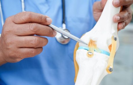 מתי נדרשת החלפת מפרק ואילו בדיקות קובעות את הצורך