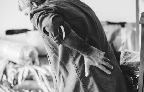 פתרון לכאבי הגב: חשיבות הטיפול אצל מומחה לכירורגיה אורתופדית בתהליך דקומפרסיה עמוד שדרה