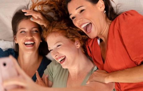 המרשם הטבעי שכולנו שוכחים לקחת: איך הצחוק משנה לנו את הביולוגיה?