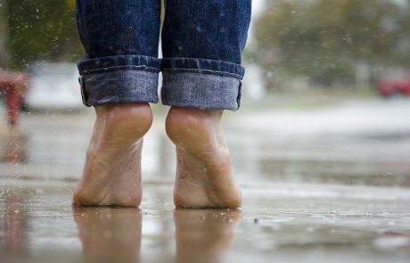 כאבי דורבן: חוקרים באוני’ ת”א מצאו כי הליכה ברגליים יחפות במשך 10 דקות ביום מפחיתה את הכאב