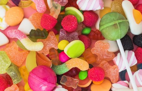 פורים בפתח: איך לשמור על שיניים בריאות למרות משלוחי המנות