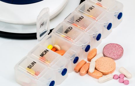 מחדל במערכת הבריאות: חברות התרופות מממנות את מערכת הבריאות וכך מוכרות תרופות
