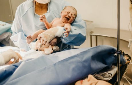 מחקר קורונה: “הפרדת יולדות חולות קורונה מהתינוק שלהן לאחר הלידה הייתה מיותרת”