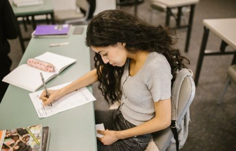 מנצחות את העייפות: למה ברזל הוא הבסיס לשגרה פעילה ואנרגטית אצל נערות מתבגרות?