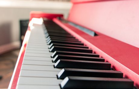 מה ההבדלים בין פסנתר חשמלי לפסנתר רגיל?